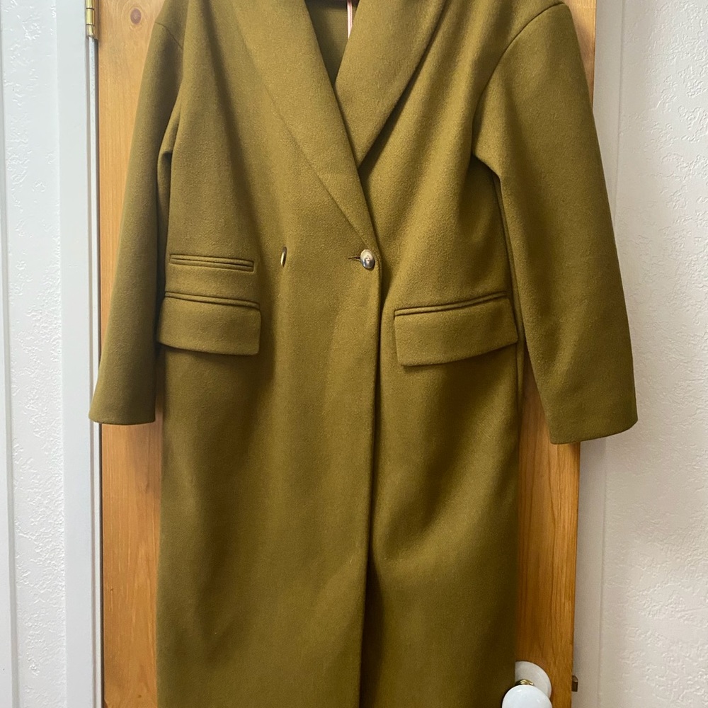 Gorgeous mid-weight overcoat, olive green